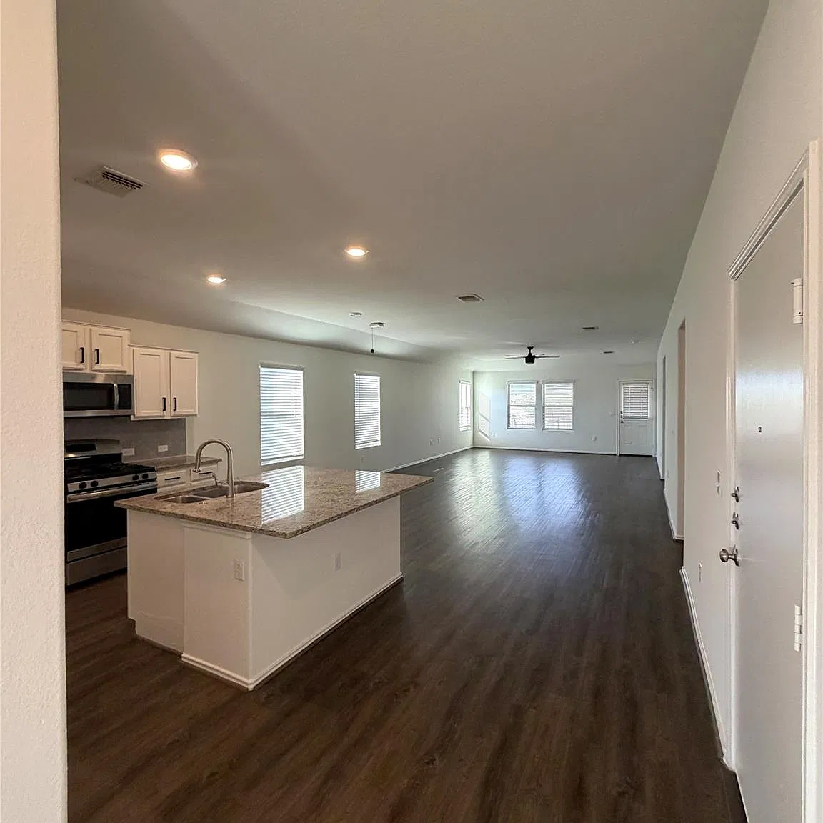 3 bed, 2.0 bath, 1926 sqft, $1,995 — Photo 3
