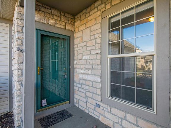 3rd image of 136 Pebble Creek Dr