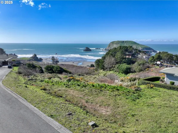 17116 Pacific Heights St, Brookings, OR 97415