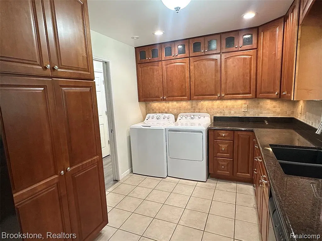 3 bed, 2.0 bath, 2100 sqft, $2,300 — Photo 4
