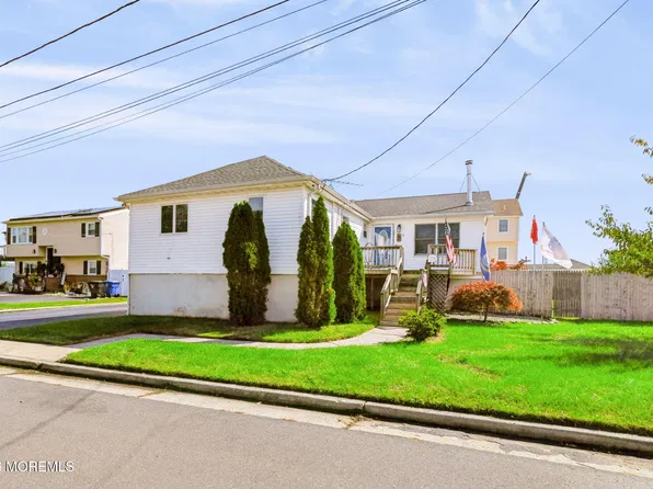 5 Pinehurst Avenue, Port Monmouth, NJ 07758