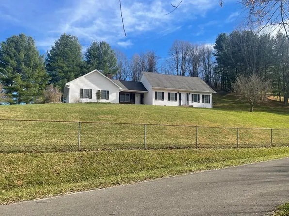 721 Pond St, Pounding Mill, VA 24637