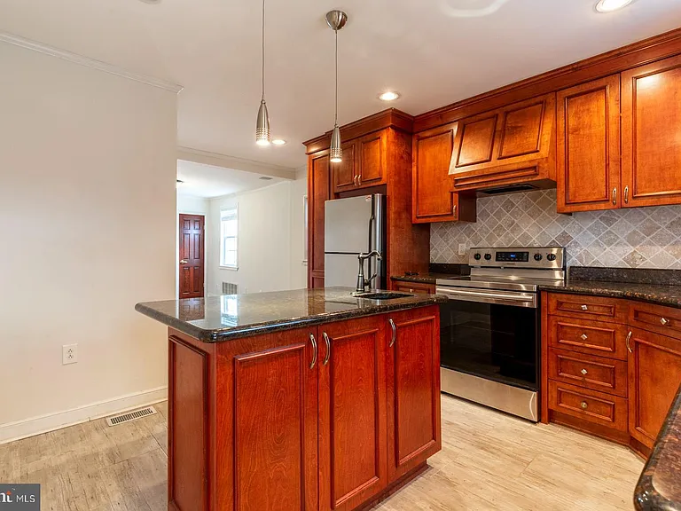 1439 E Oxford St — Photo 9