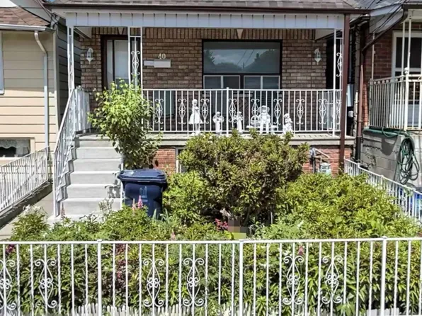 40 Avon Ave, Toronto, ON M6N 3W7