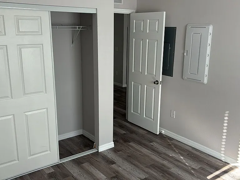 Royal Palms Apartments — Photo 12