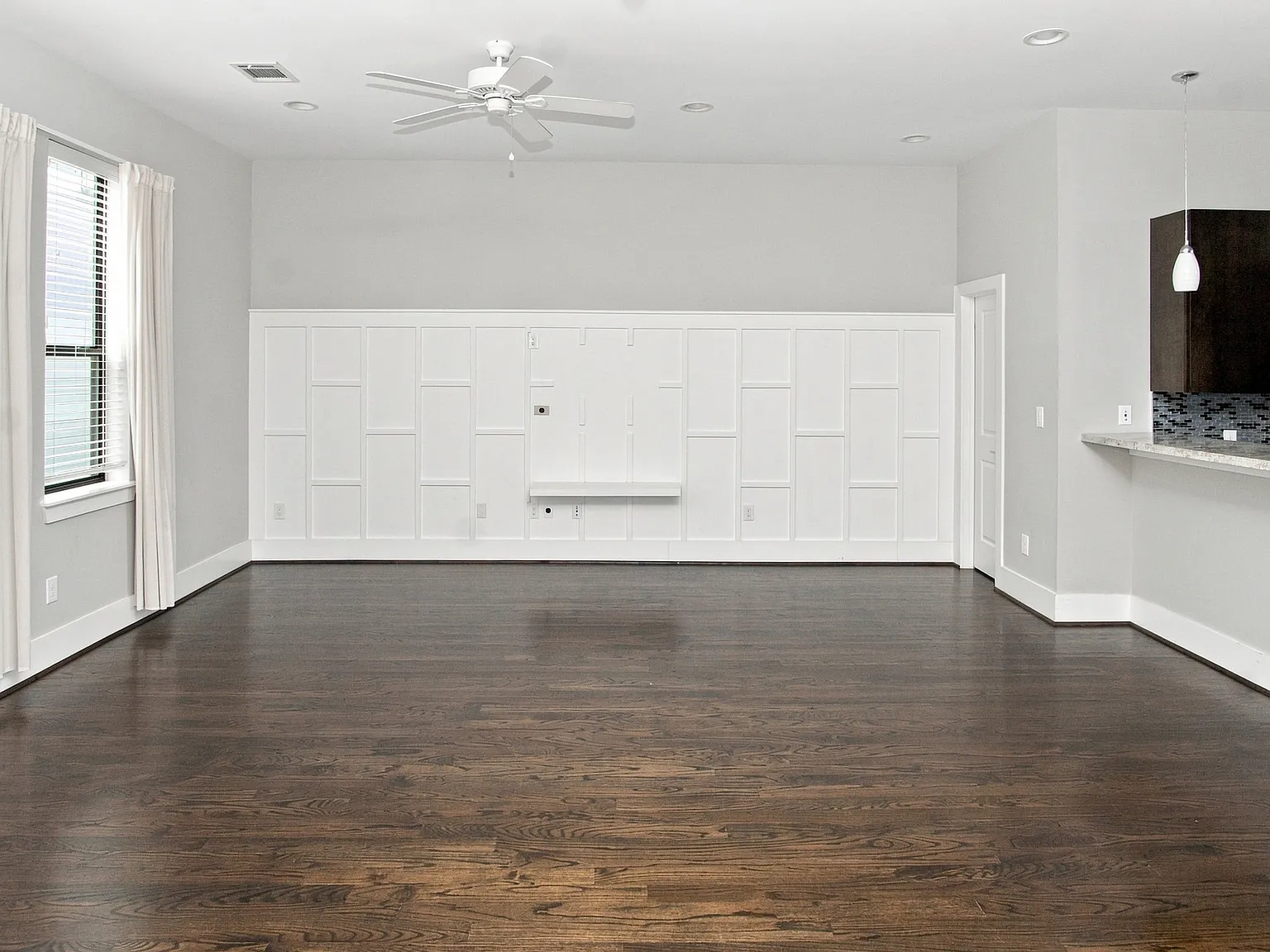 3 bed, 3.5 bath, 2034 sqft, $3,300 — Photo 2