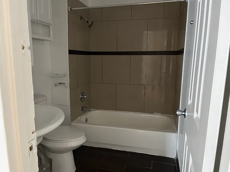 2209 N Keeler Ave #2 — Photo 5