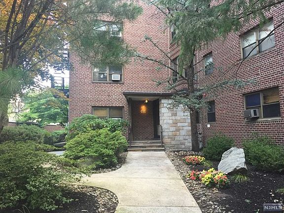 4th image of 411 Park Pl APT 3C