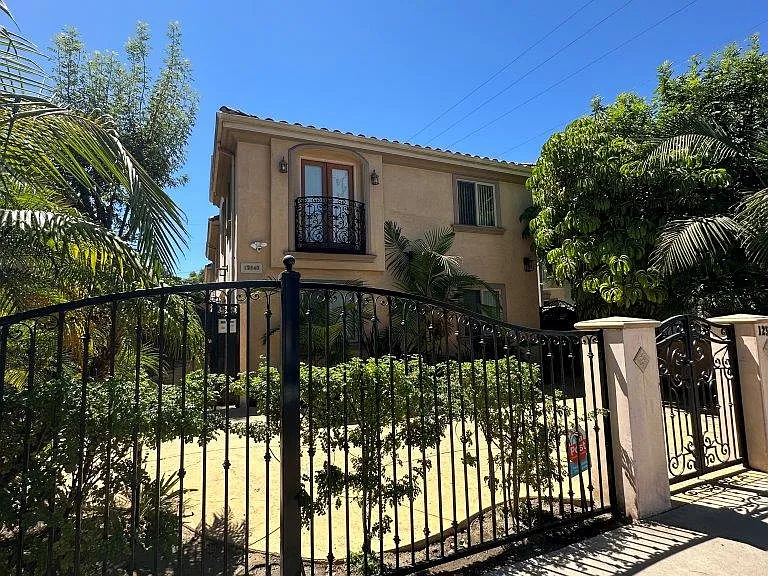 12540 Moorpark St — Photo 23