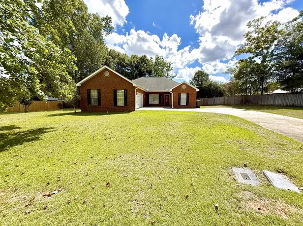 1311 Woodleigh Rd, Dothan, AL 36305