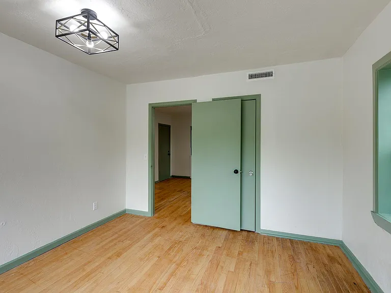 420 NW 26th St #7 — Photo 7