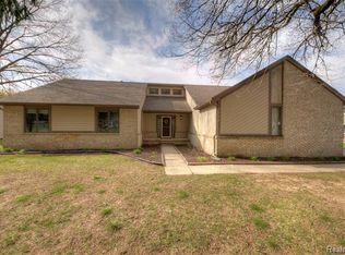 2922 Waling Woods Dr, Highland, MI 48356