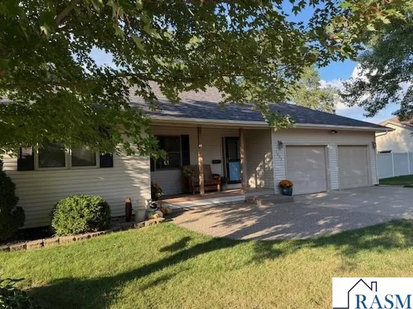 1205 Lloyd Ln, Saint Peter, MN 56082