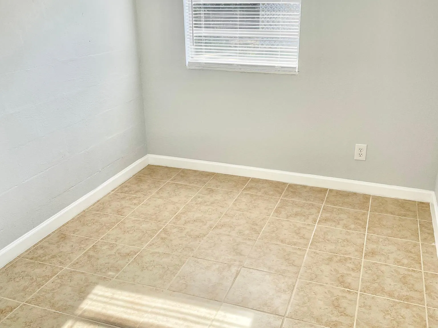 7804 Empire Ave — Photo 3