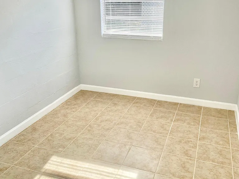 7804 Empire Ave — Photo 3