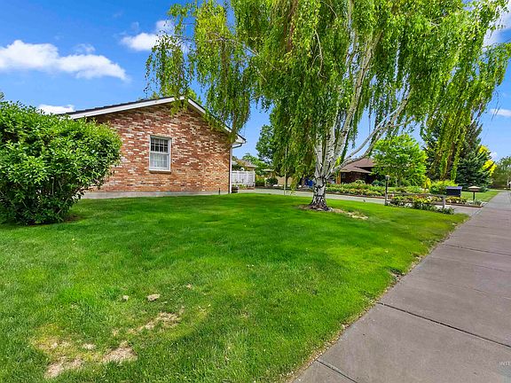 3rd image of 2065 Hillcrest Dr