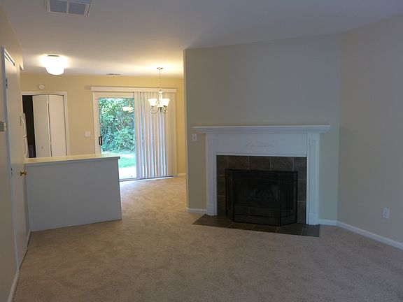 Living room w/fireplace