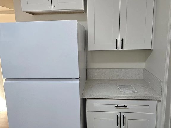 5th image of 4527 Esther St