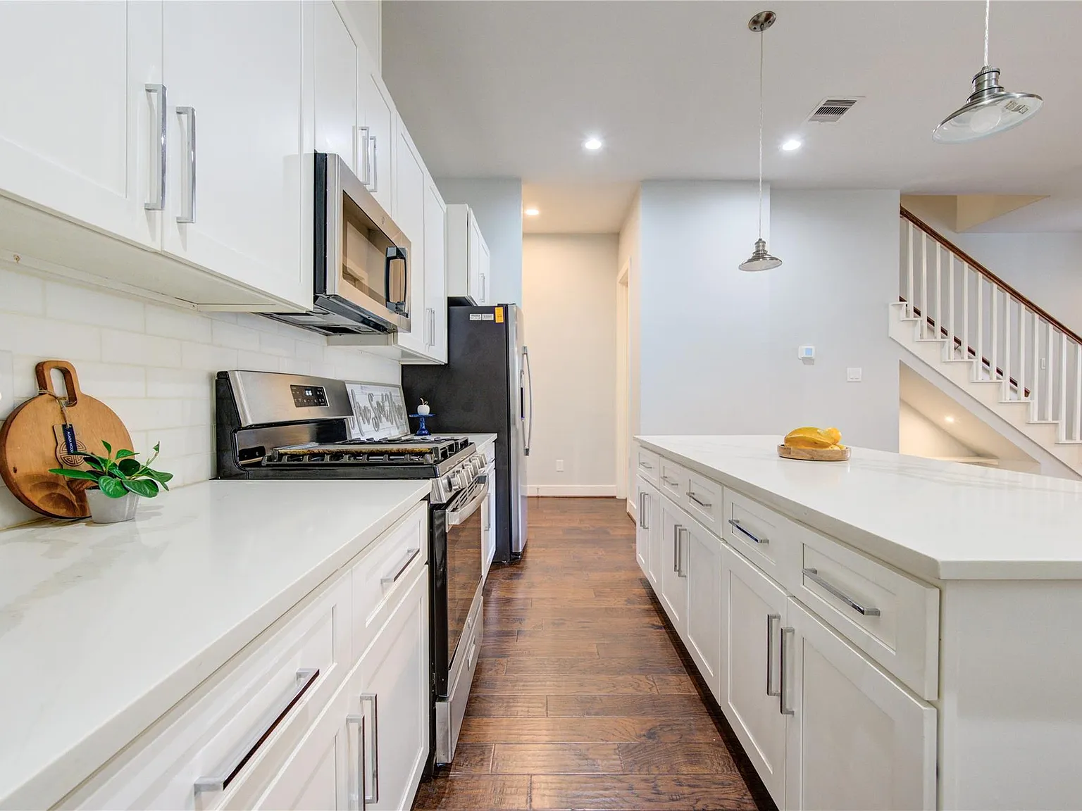 3 bed, 2.5 bath, 1690 sqft, $2,250 — Photo 2
