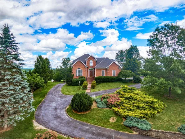 7444 Deerwood Dr, Radford, VA 24141