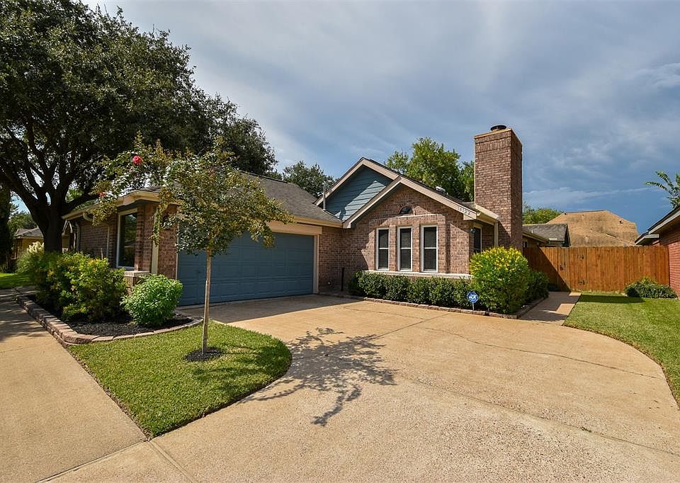 Welcome home to this lovely one story brick and Hardiplank patio home in Briarhills with many updates.