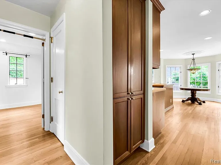 455 Linden Rd — Photo 29