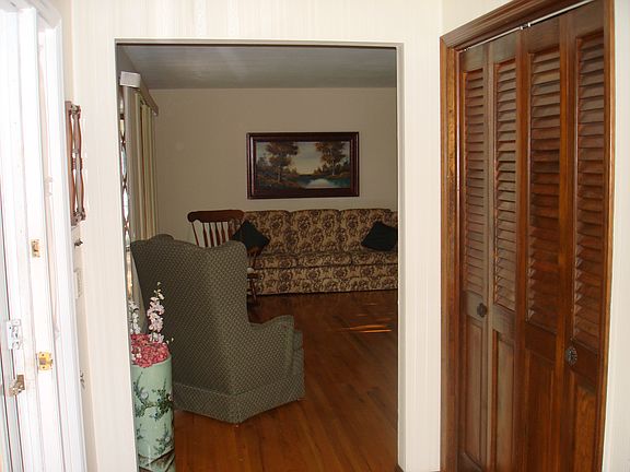 Foyer w/ coat closet