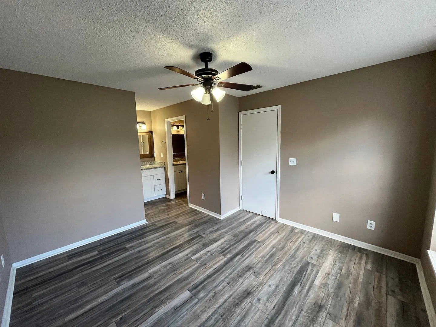 2 bed, 1.0 bath, 1342 sqft, $1,550 — Photo 4
