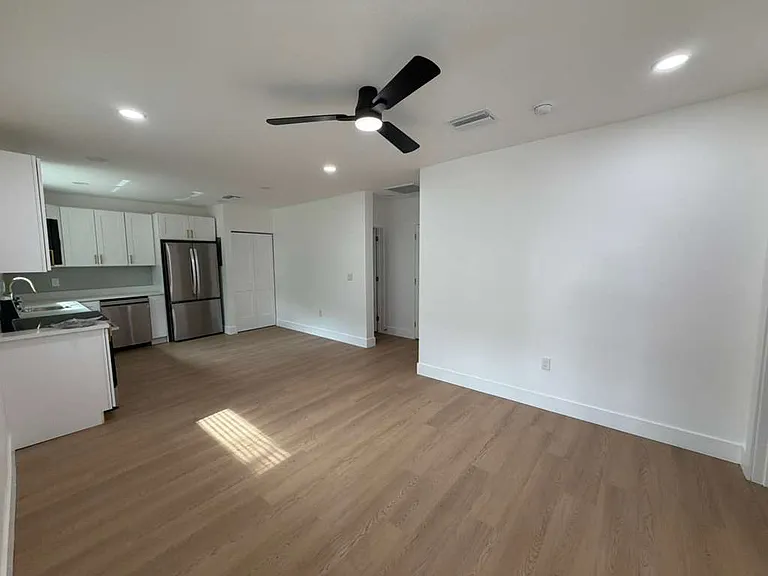 1802 E Diana St — Photo 2