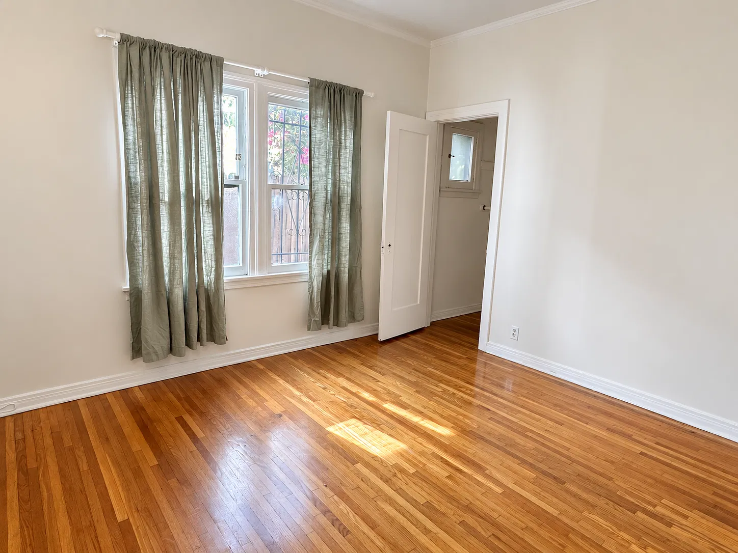 7925 Waring Ave — Photo 4