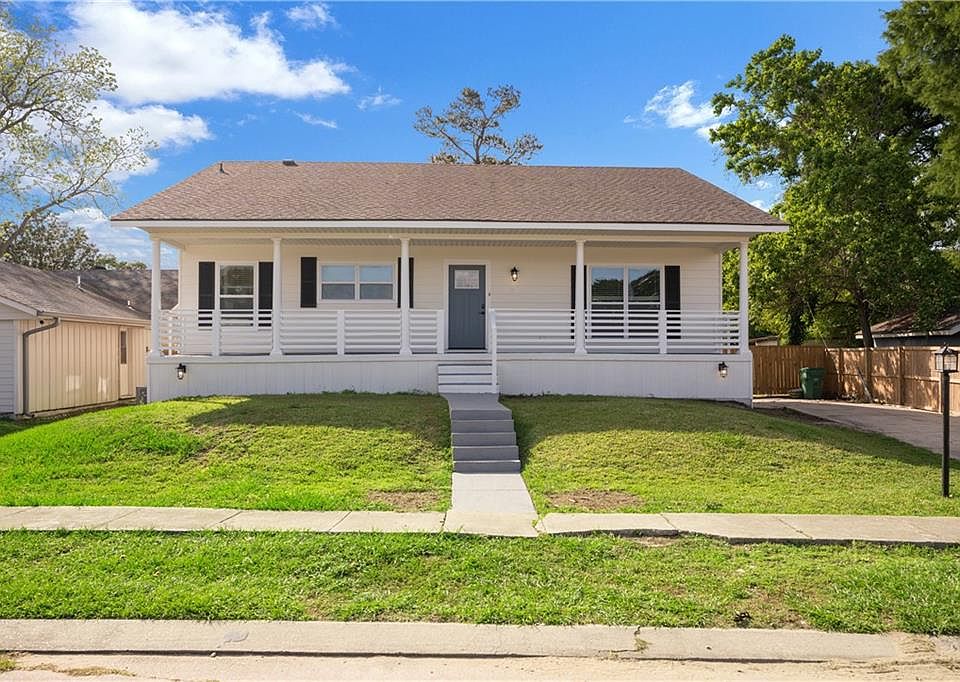 1st image of 208 Amapola Cir
