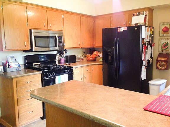 Kitchen with snack bar