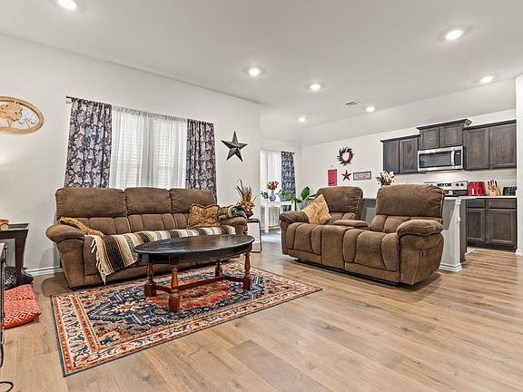 4th image of 604 River Oaks Ln