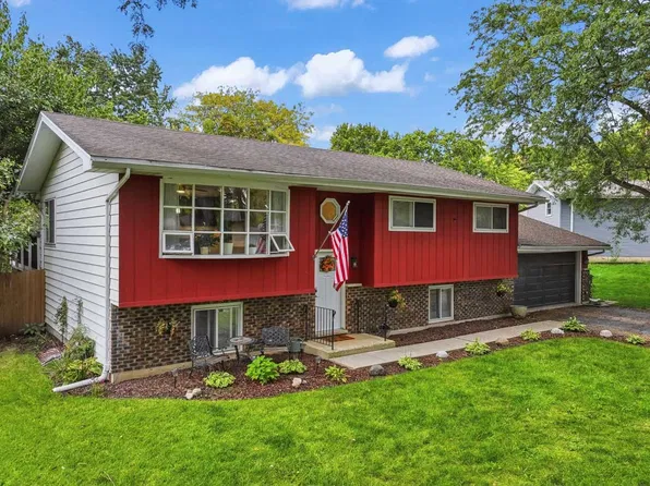 480 Charles Ct, South Elgin, IL 60177