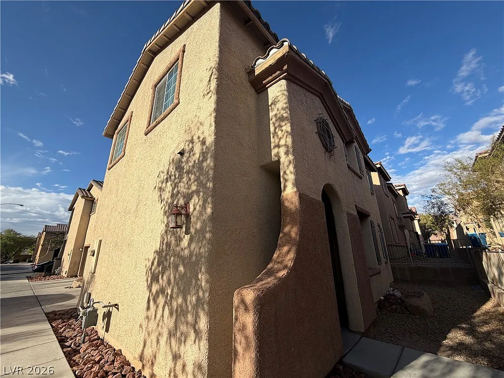 3 bed, 2.5 bath, 1739 sqft, $1,850 — Photo 2