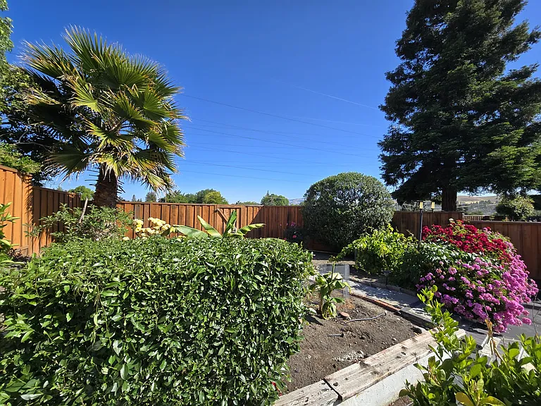325 Goshen Ct — Photo 3