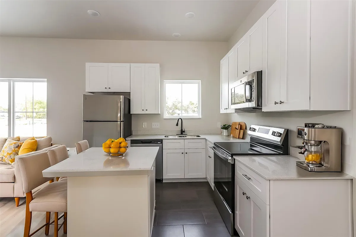 Building Photo - Brandon Luxury Living