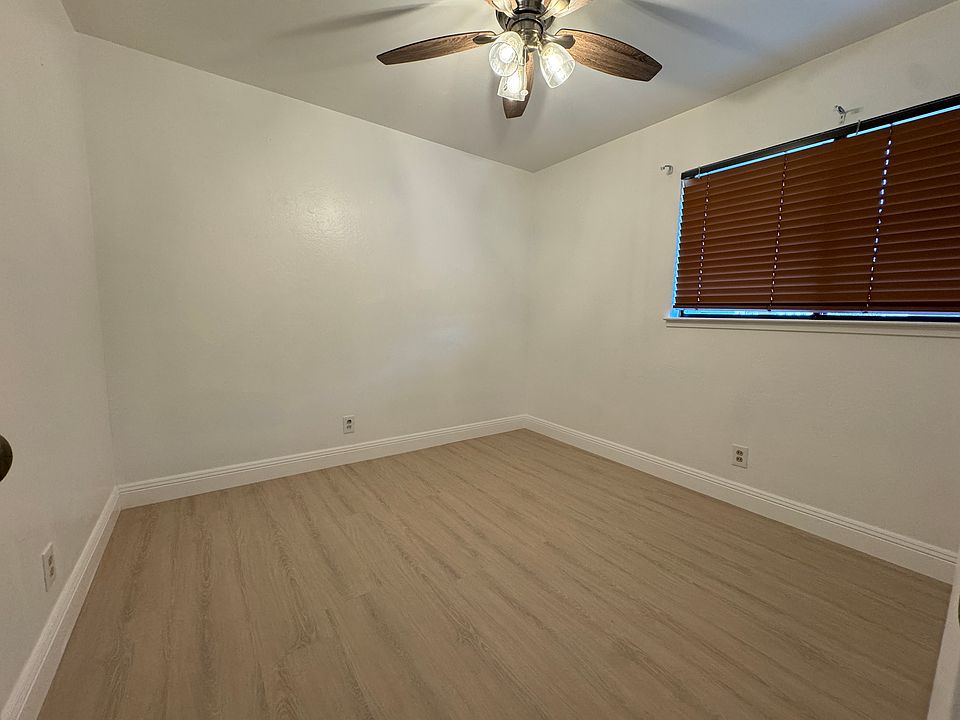 1st image of 21884 Oakview Ln