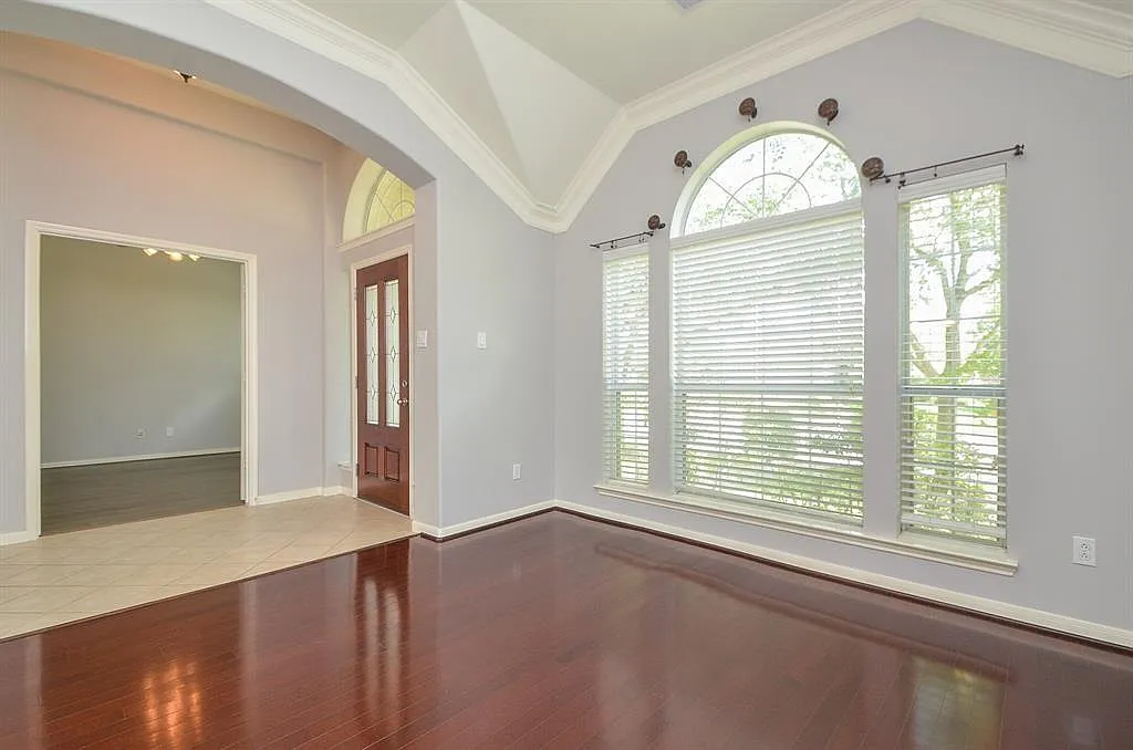 4 bed, 2.5 bath, 2853 sqft, $3,200 — Photo 4