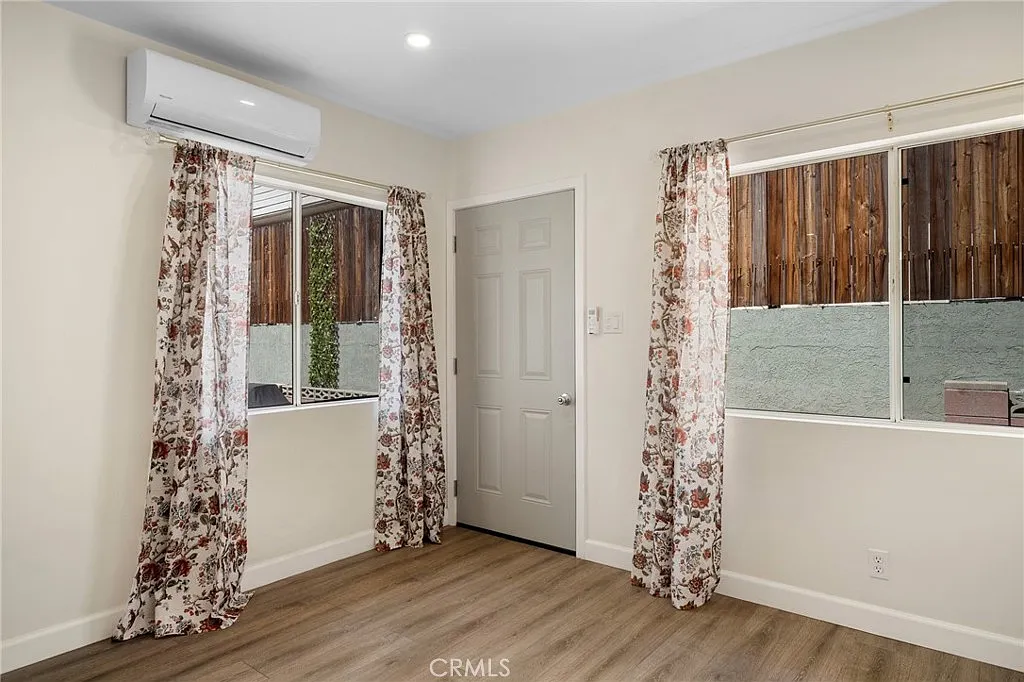 2 bed, 850 sqft, $2,500 — Photo 2