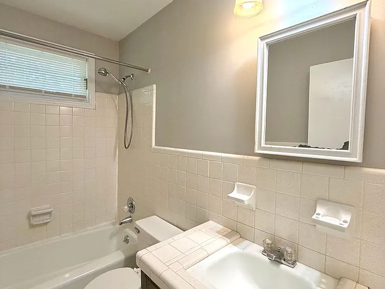 Bancroft Circle Apartments — Photo 21