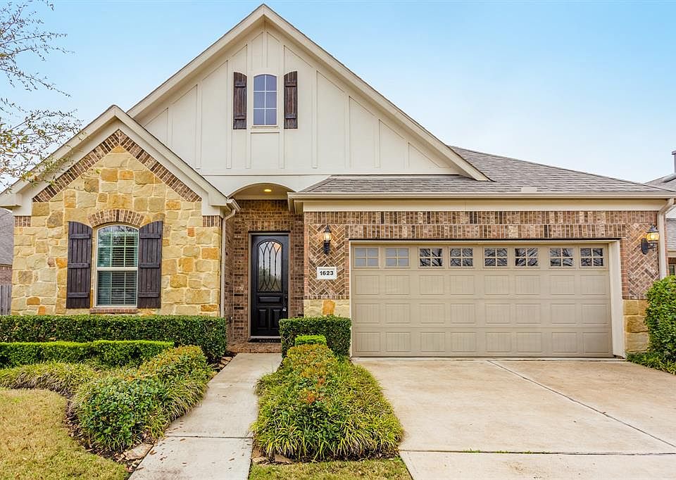 This wonderful 4/3/2+tandem home with handsome elevation of brick and stone is located on a fabulous lot across the street from a lake with fountain views. This home boasts great curb appeal with nice builder details and mature landscaping. Home is a