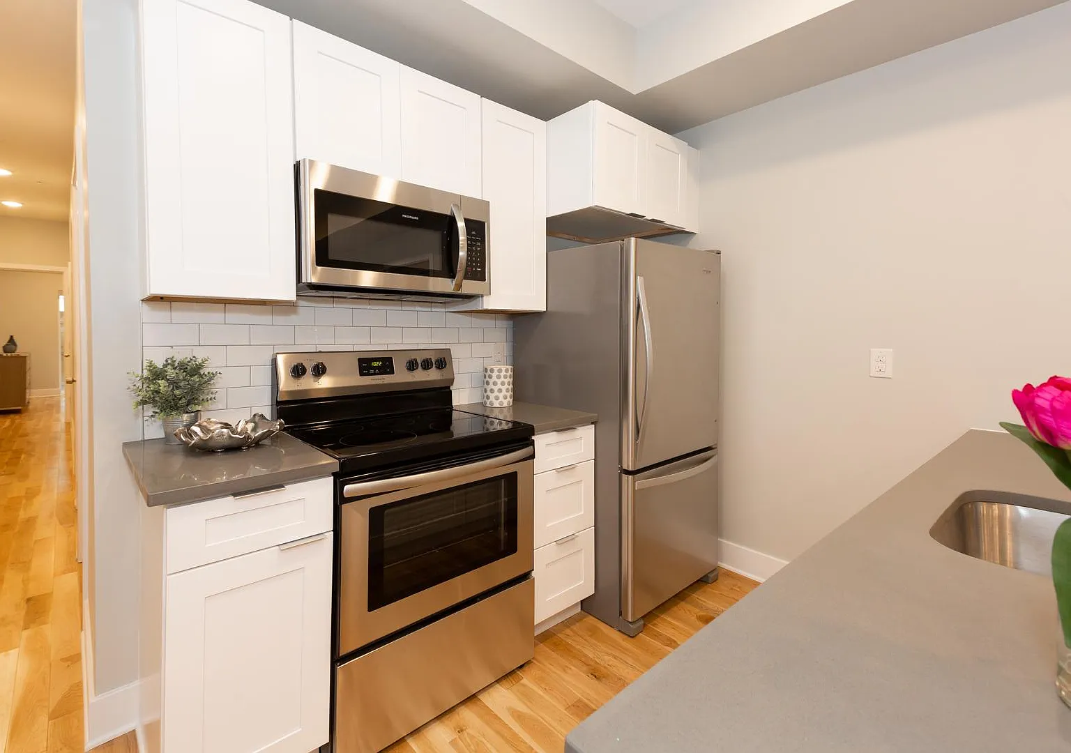 2 bed, 850 sqft, $1,565 — Photo 3