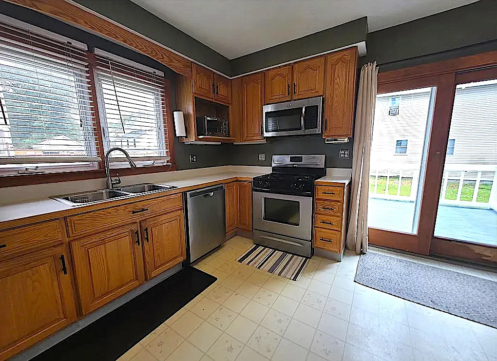 3 bed, 1.5 bath, 1600 sqft, $2,125 — Photo 3