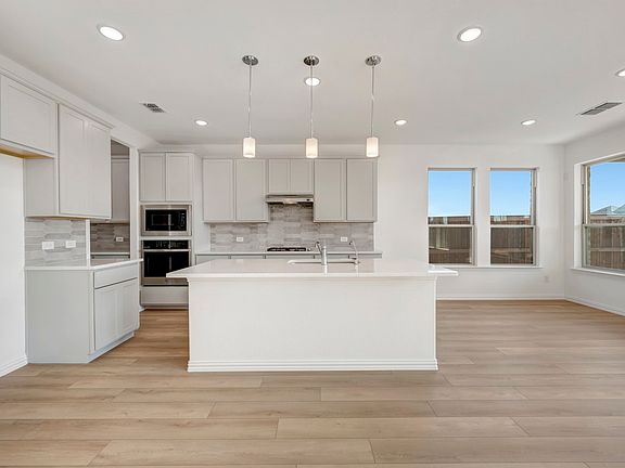 3rd image of 5404 Magallon Ln