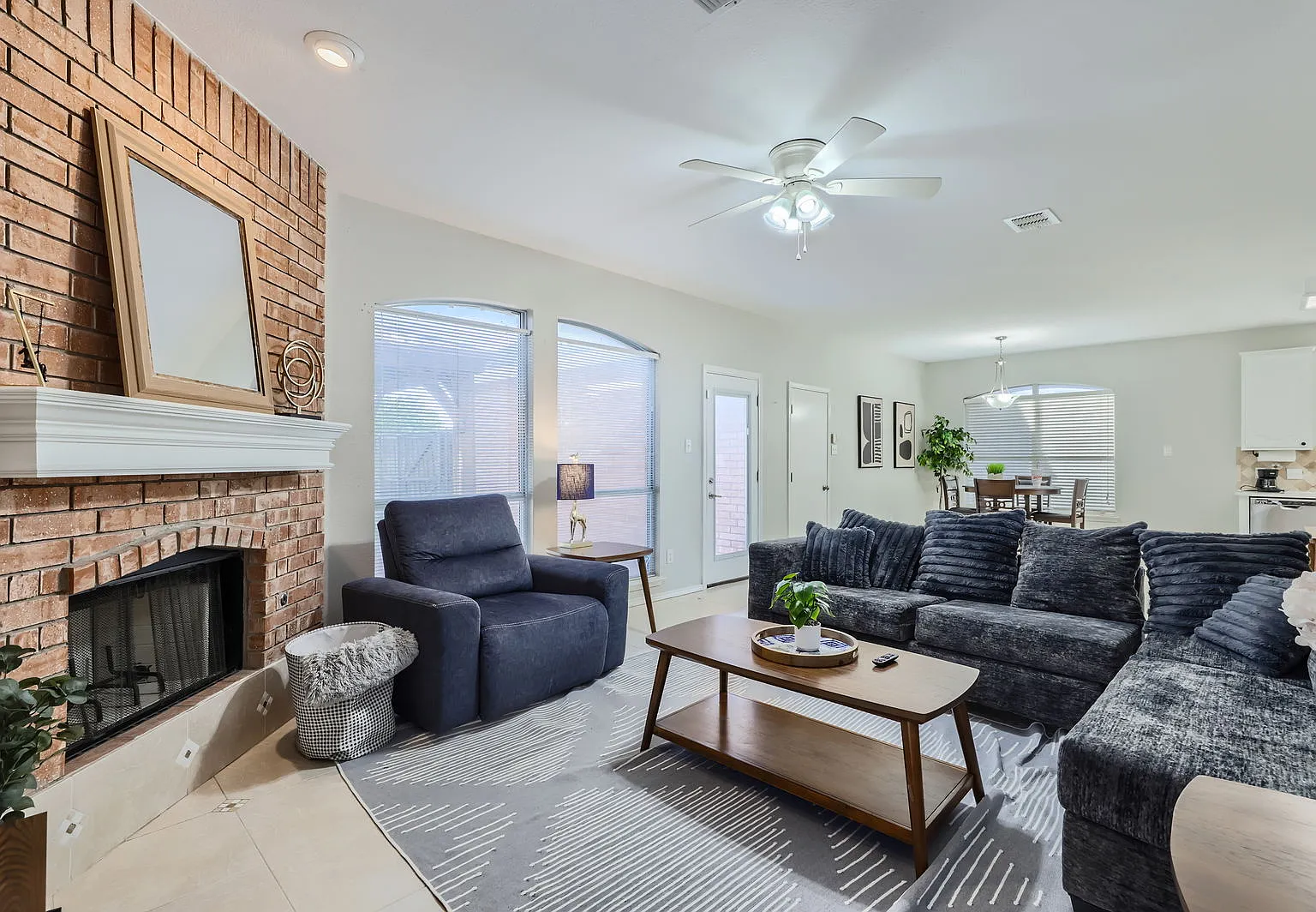 4 bed, 2.5 bath, 2597 sqft, $5,000 — Photo 1