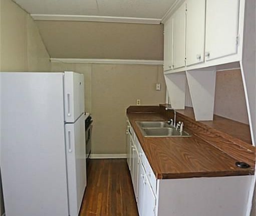 4th image of 5604 Chaucer Dr #A