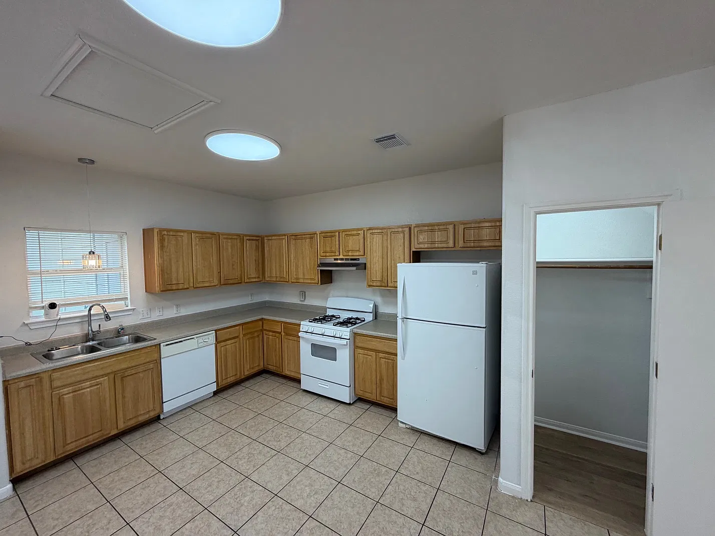 3 bed, 1400 sqft, $2,200 — Photo 4