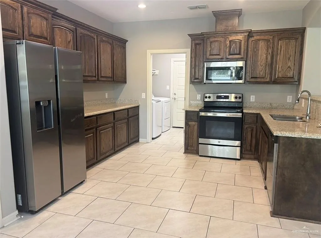 3 bed, 2.0 bath, 1815 sqft, $2,000 — Photo 2