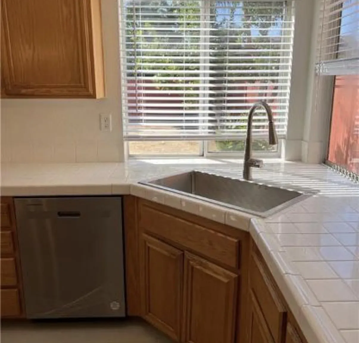 4 bed, 2.5 bath, 2146 sqft, $4,000 — Photo 4